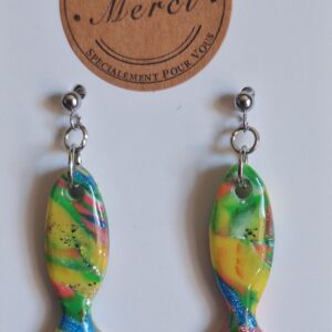 Poissons multicolores en résine